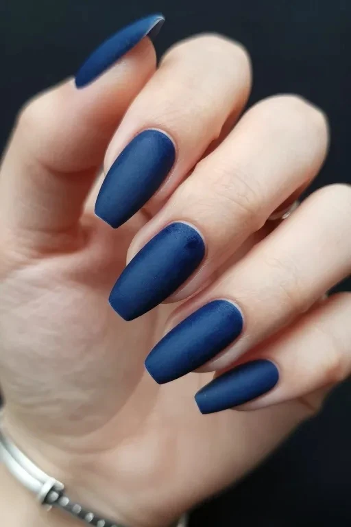 nails for navy blue prom dress Loving this navy blue color Perfect nails to match her homecoming dress!
